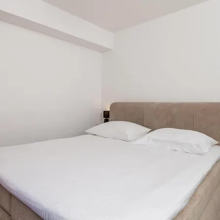 Front In With Wifi Apartamento Cres