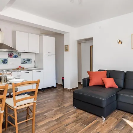 Apartment Front In With Wifi *